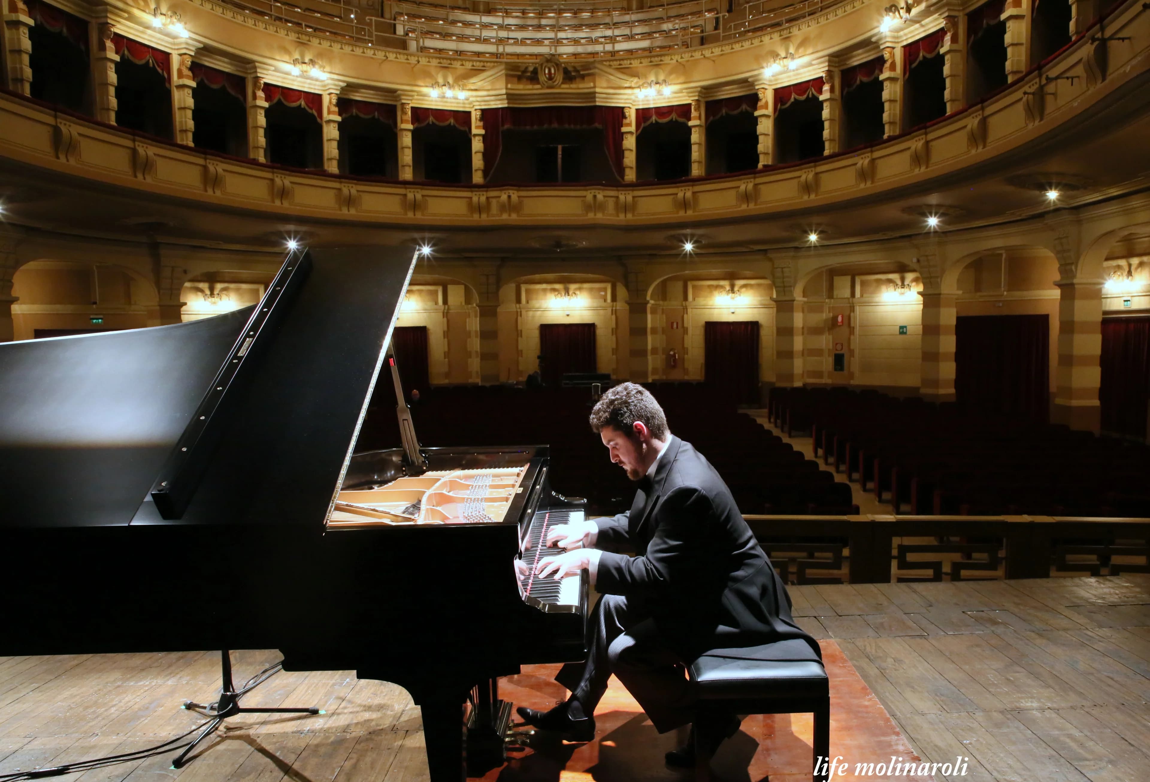 Mikhail Farcossà performing